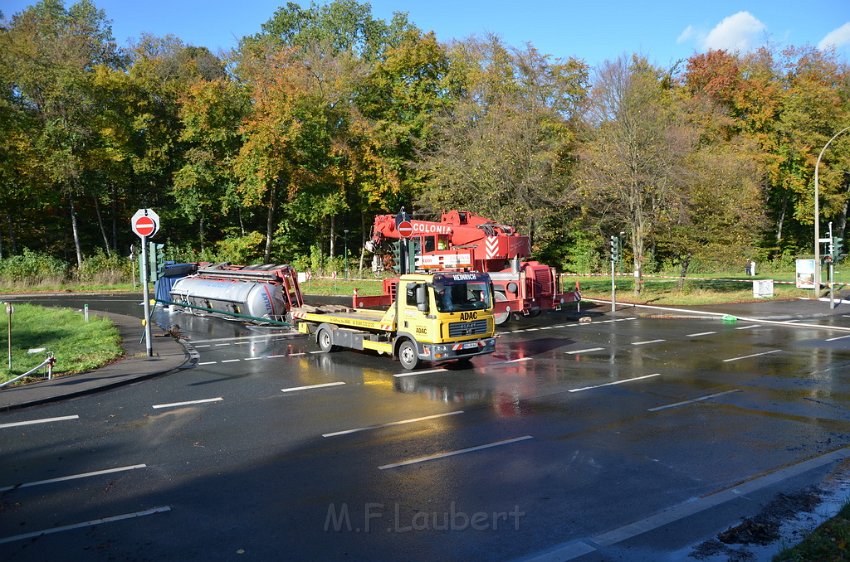 VU Tanklastzug umgestuerzt Huerth Industriestr P369.JPG